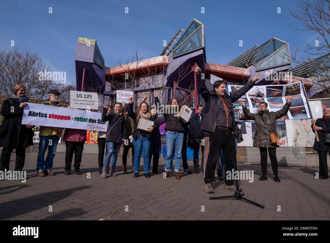 Über 10,000 Unterschriften gegen den SEZ-Abriss Deutschland, Berlin, 20.03.2024, Carl Waßmuth gib, anlässlich des 43. Jahrestags der Einweihung des Berliner Sport- und Erholungszentrums SEZ protestierten aktiv von Gemeingut in BürgerInnenhand, den Architects for Future und weitere stadtpolitische Initiativen gegen dessen geplanten Abriss. Im Rahmen der Aktion wurden 10,125 Unterschriften gegen den SEZ-Abriss per Fahrradkurier an den Senator für Stadtentwicklung Christian Gaebler überbracht. Außerdem sprachen sich die Architekten für die Zukunft aus Klimaperspektive gegen den Abriss von Bestandsge Stockfoto