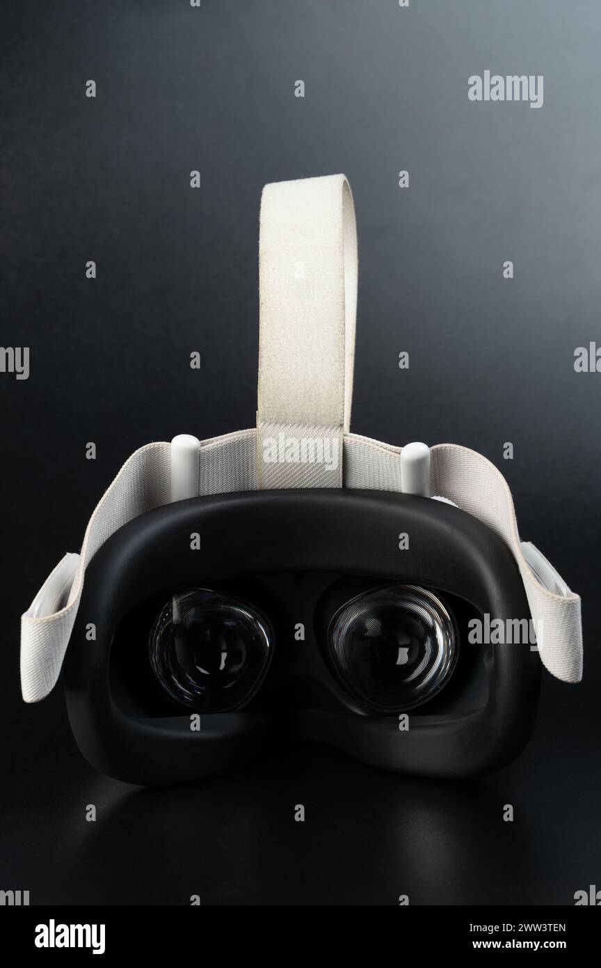 VR Reality Brille Maskenlinsen Rückansicht isoliert auf Studiohintergrund Stockfoto