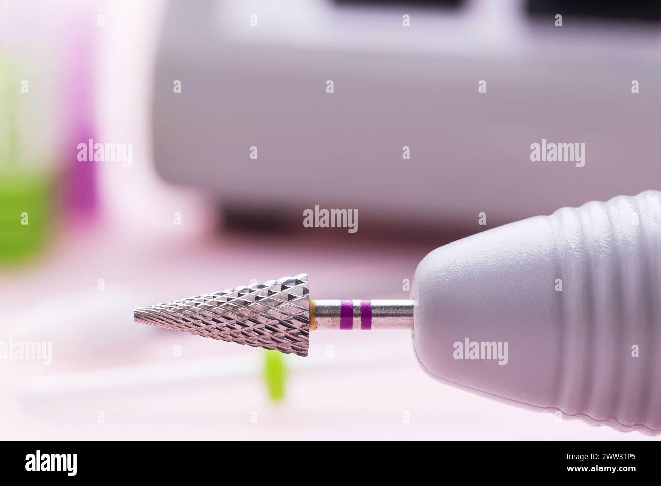 Hartmetallfräser für Hardware-Maniküre im Nahbereich Stockfoto