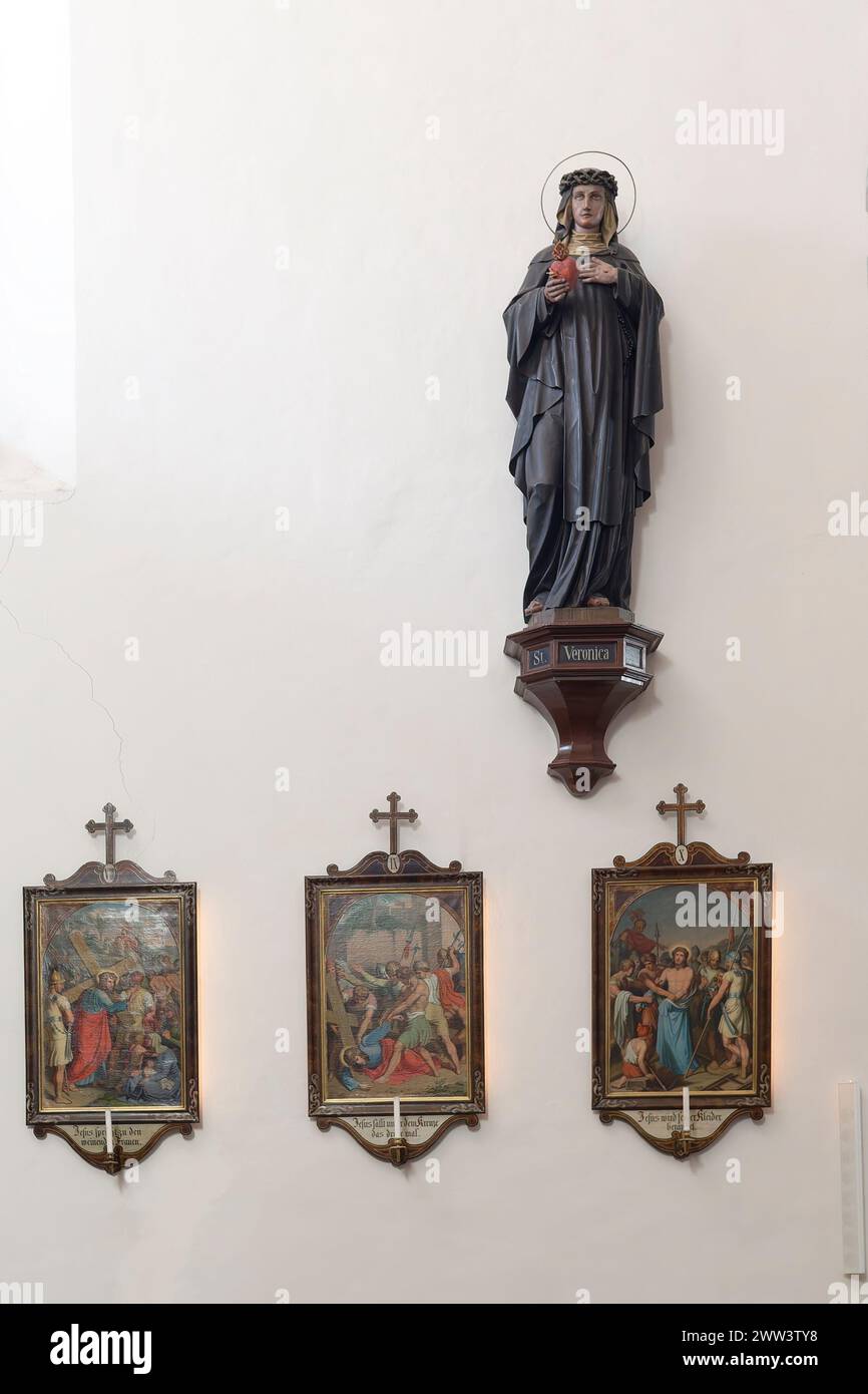 Wien, Österreich. Kirche der Heiligen Maria der Engel (Kapuzinerkirche). Gemälde mit Kreuzigungsszenen und Statue der Heiligen Veronika Stockfoto