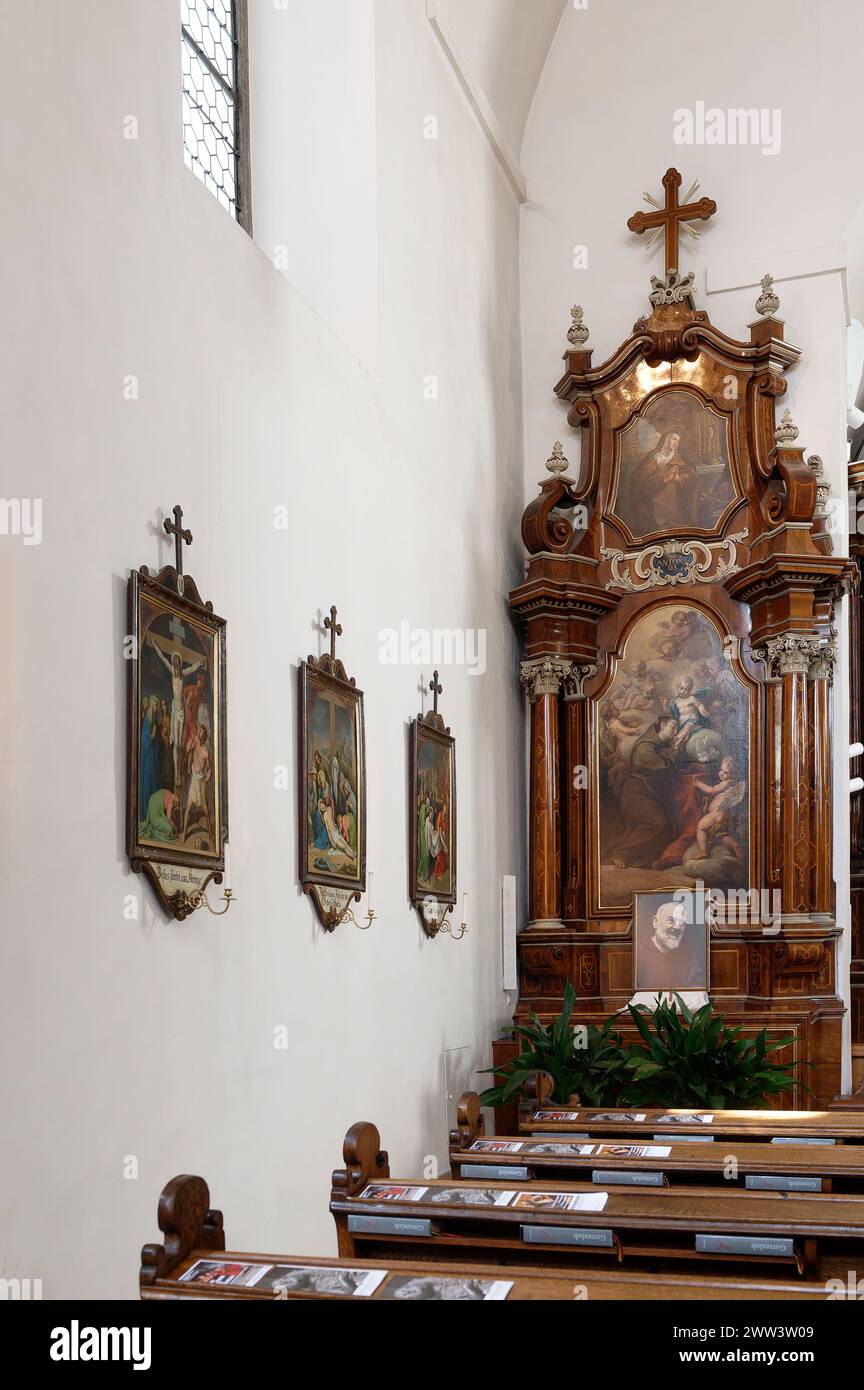 Wien, Österreich. Kirche der Heiligen Maria der Engel (Kapuzinerkirche). Seitenaltar mit Porträt von Pater Pio, Pio von Pietrelcina Stockfoto