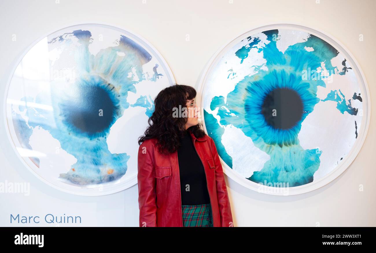 Somerset House, London, Großbritannien. März 2024. Die Londoner Original Print Fair ist vom 21. Bis 24. März geöffnet und präsentiert sechs Jahrhunderte Druckerei mit Werken der größten Künstler der Welt sowie den neuesten Werken aufstrebender Talente aus der Presse. Die LOPF ist Londons längste Kunstmesse und die am längsten laufende Fachmesse für Print der Welt. Bild: Marc Quinn, Ice Age/Raw Earth, Multiple Editions Stand. Quelle: Malcolm Park/Alamy Live News Stockfoto