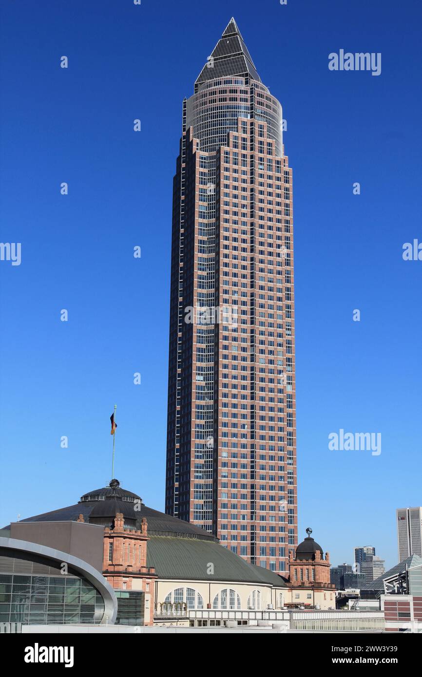 Der Messeturm ist ein 63-geschossiger, 257 m hoher Wolkenkratzer im Frankfurter Stadtteil Westend-Süd Stockfoto