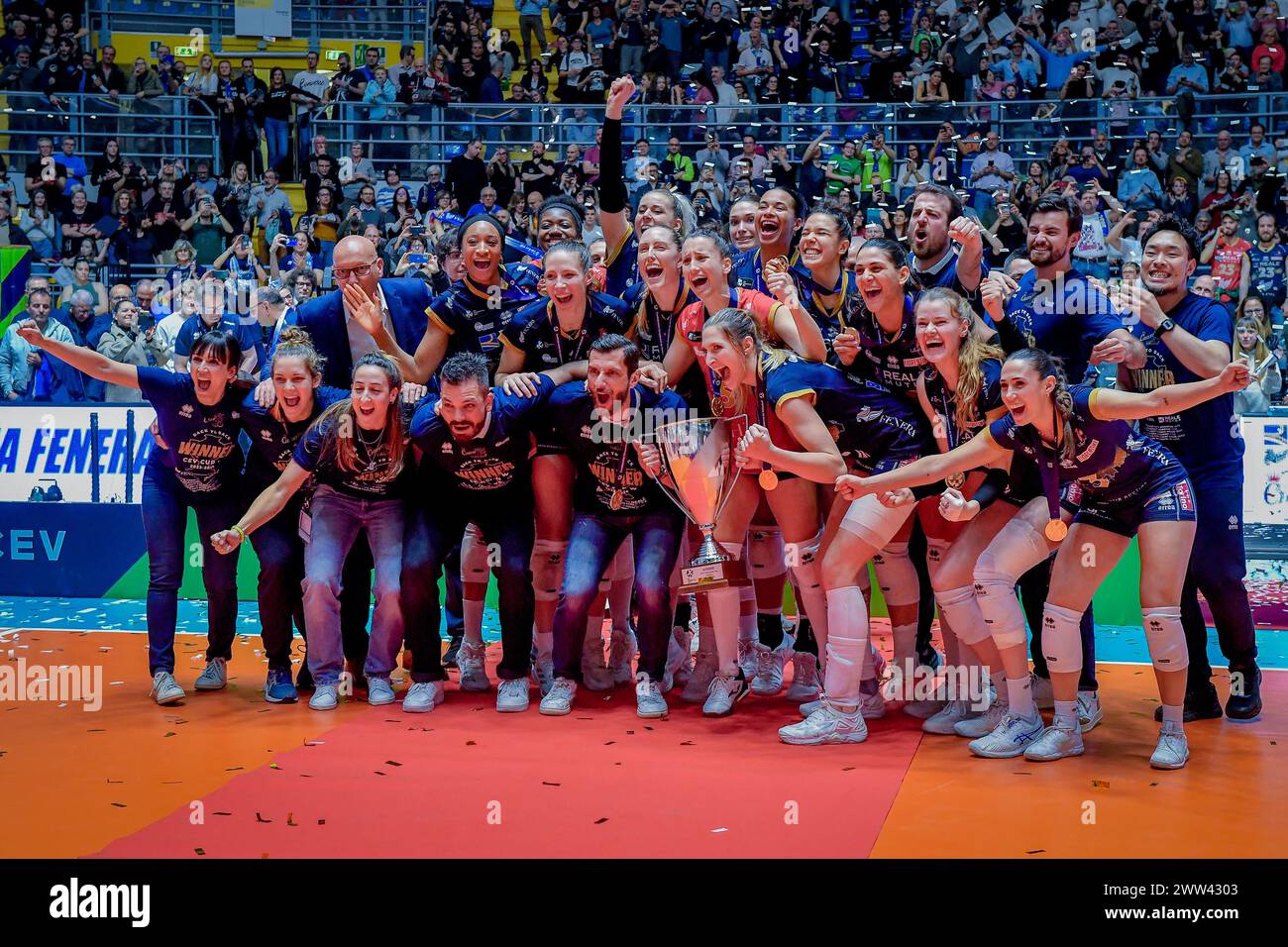 Turin, Italien. Januar 2024. Finale CEV Volleyball Cup 2024 Frauen reale Mutua Fenera Chieri '76 (ITA) - Viteos Neuchatel UC (SUI) 3-1 Pala Gianni Asti Turin Gewinner Finale CEV Volleyball Cup 2024 Frauen reale Mutua Fenera Chieri'76 (Foto: Tonello Abozzi/Pacific Press) Credit: Pacific Press Media Production Corp./Alamy Live News Stockfoto