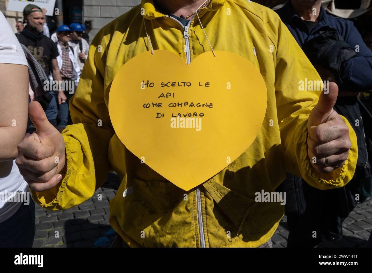 Rom, Italien. März 2024. Sit-in, organisiert auf der Piazza Santi Apostoli in Rom von italienischen Imkerverbänden, um gegen unlauteren Wettbewerb durch nicht-EU-Honig zu protestieren (Credit Image: © Matteo Nardone/Pacific Press via ZUMA Press Wire) NUR REDAKTIONELLE VERWENDUNG! Nicht für kommerzielle ZWECKE! Stockfoto