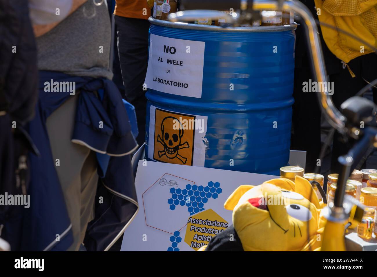 Rom, Italien. März 2024. Sit-in, organisiert auf der Piazza Santi Apostoli in Rom von italienischen Imkerverbänden, um gegen unlauteren Wettbewerb durch nicht-EU-Honig zu protestieren (Credit Image: © Matteo Nardone/Pacific Press via ZUMA Press Wire) NUR REDAKTIONELLE VERWENDUNG! Nicht für kommerzielle ZWECKE! Stockfoto