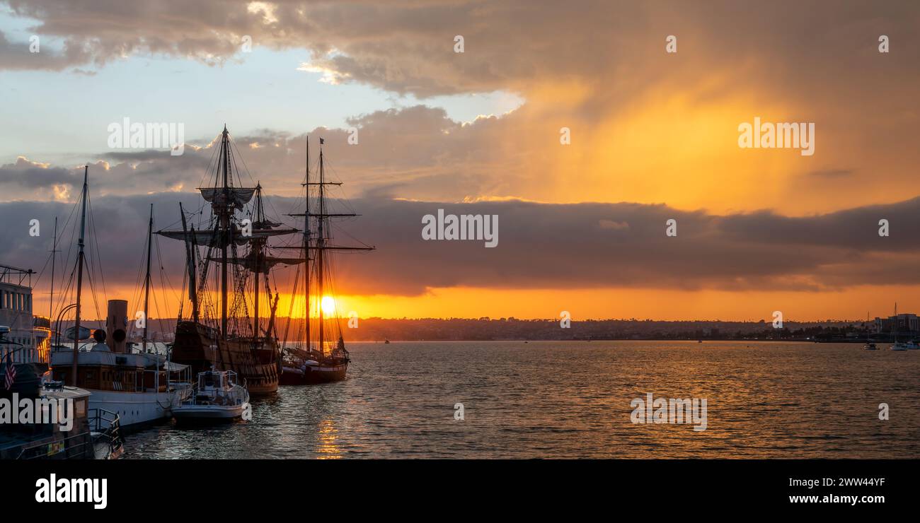 Historische Segelschiffe im San Diego Maritime Museum bei Sonnenuntergang, Kalifornien Stockfoto