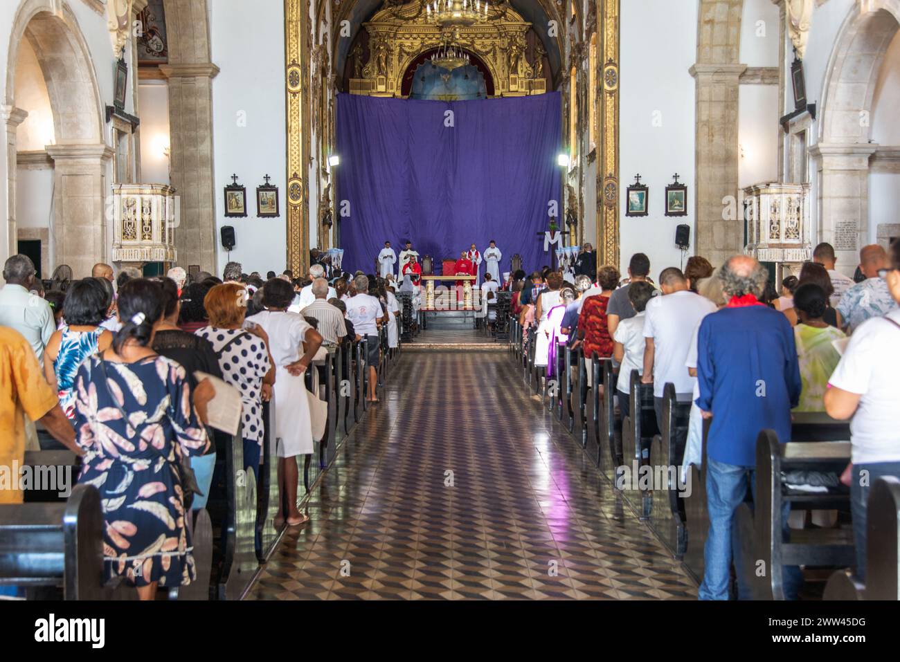 Salvador, Bahia, Brasilien - 19. April 2019: Katholische Gläubige nehmen an der Karwoche in der Carmo-Kirche in Salvador Teil. Stockfoto