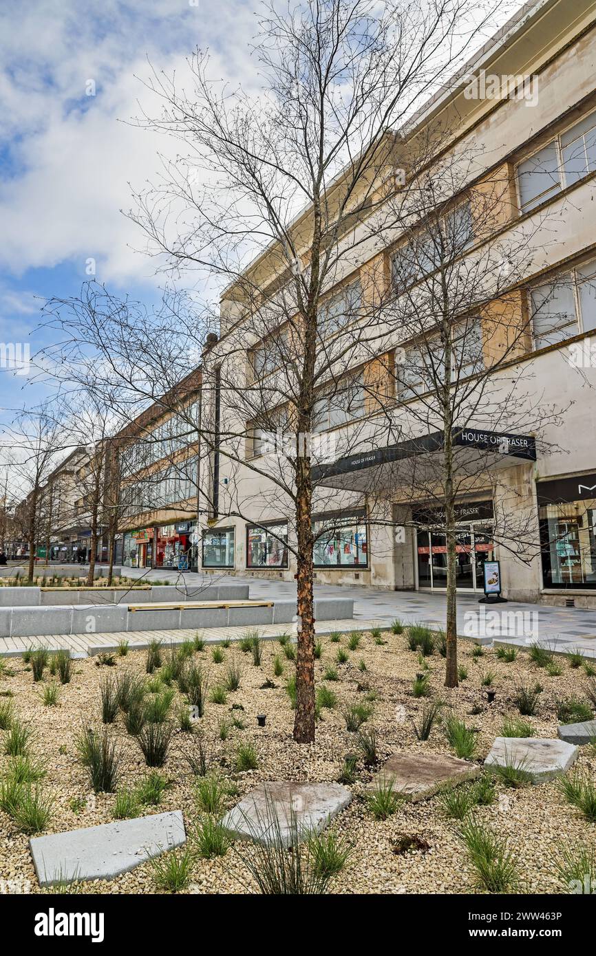 Langsam, aber sicher und fast da kommen die neuen Pflanzungen und andere Elemente schließlich in der New George Street, Plymouth. Der Abschnitt in der Nähe von Armada Wa Stockfoto