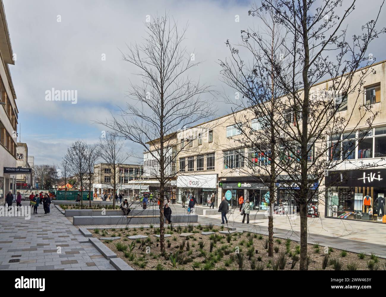 Langsam, aber sicher und fast da kommen die neuen Pflanzungen und andere Elemente schließlich in der New George Street, Plymouth. Der Abschnitt in der Nähe von Armada Wa Stockfoto