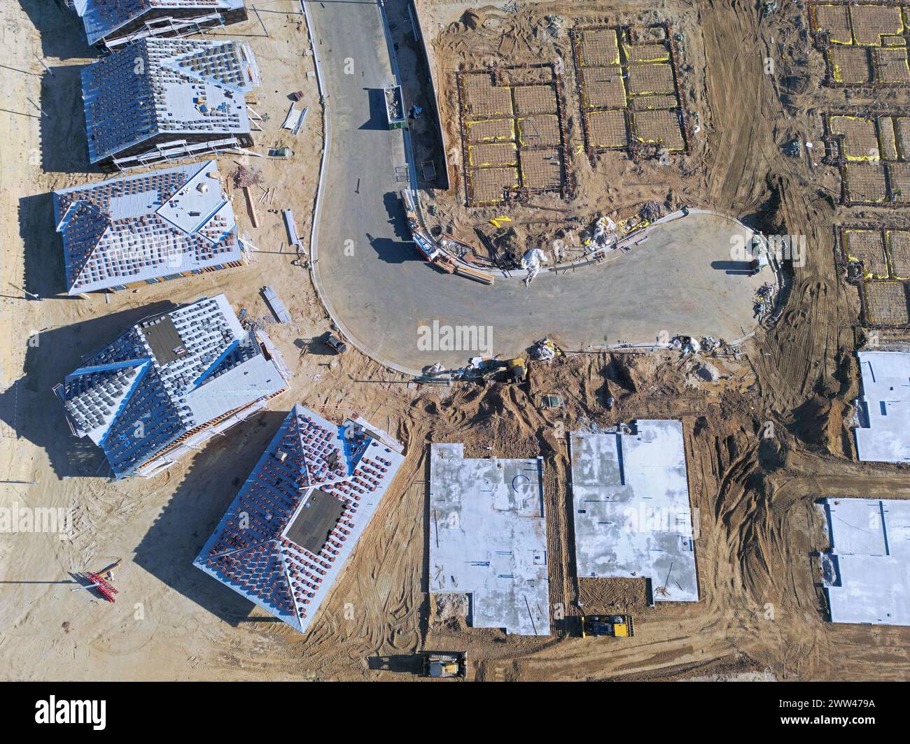 Der Neubau von Einfamilienhäusern entlang einer Sackgasse wird tagsüber aus der Vogelperspektive gezeigt. Stockfoto