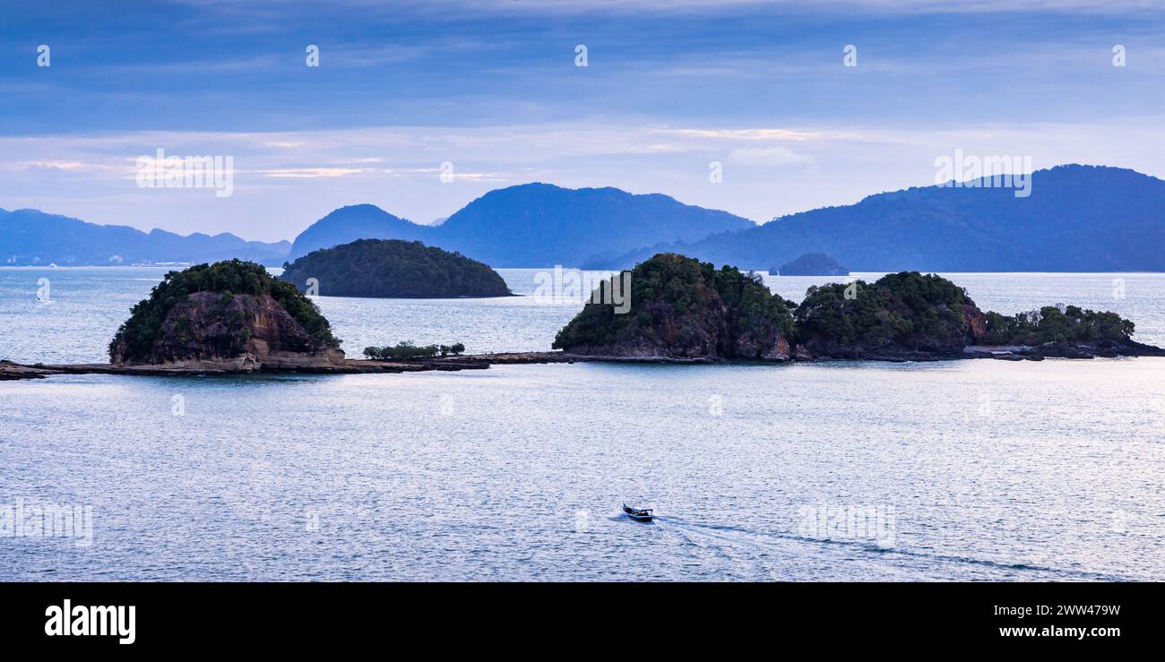 Panoramablick auf den Langkawi-Archipel in der Andamanensee, Malaysia. Stockfoto