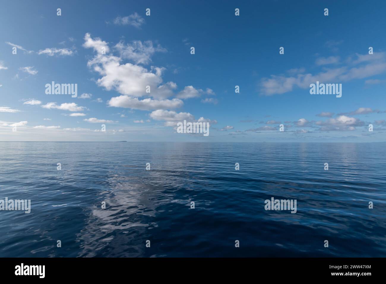 Ruhiger Naturhintergrund mit ruhigem Meer und blauem Himmel. Indischer Ozean, Seychellen. Stockfoto