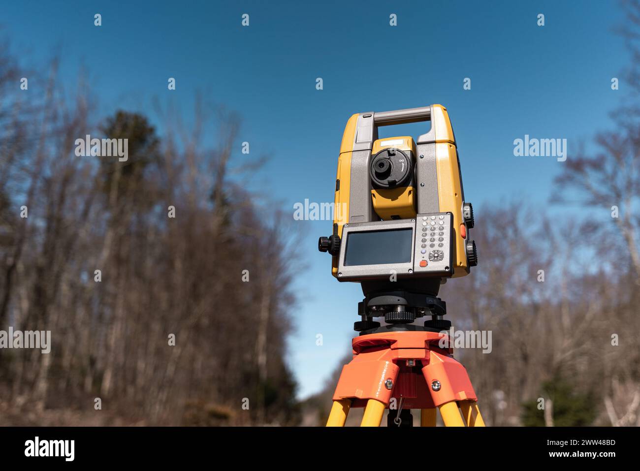 Landvermessung der Gesamtstation auf einem Stativ im Feld Stockfoto