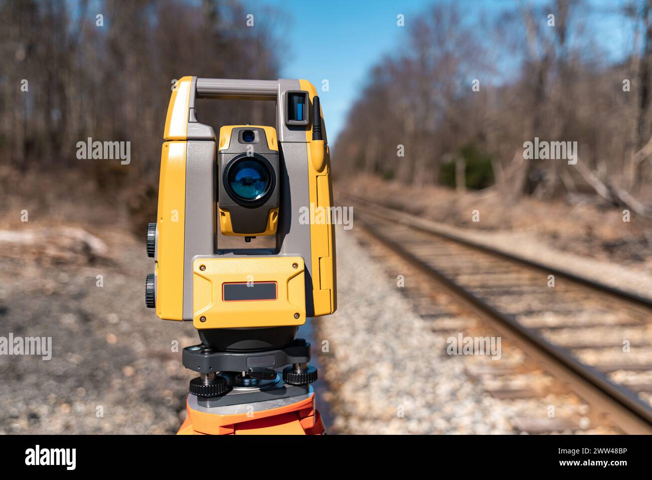 Landvermessung der Gesamtstation auf einem Stativ im Feld Stockfoto