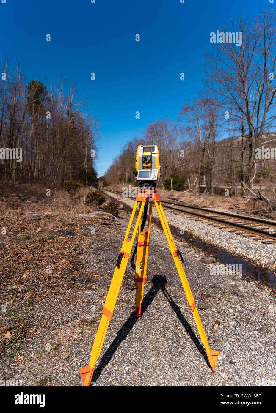 Landvermessung der Gesamtstation auf einem Stativ im Feld Stockfoto