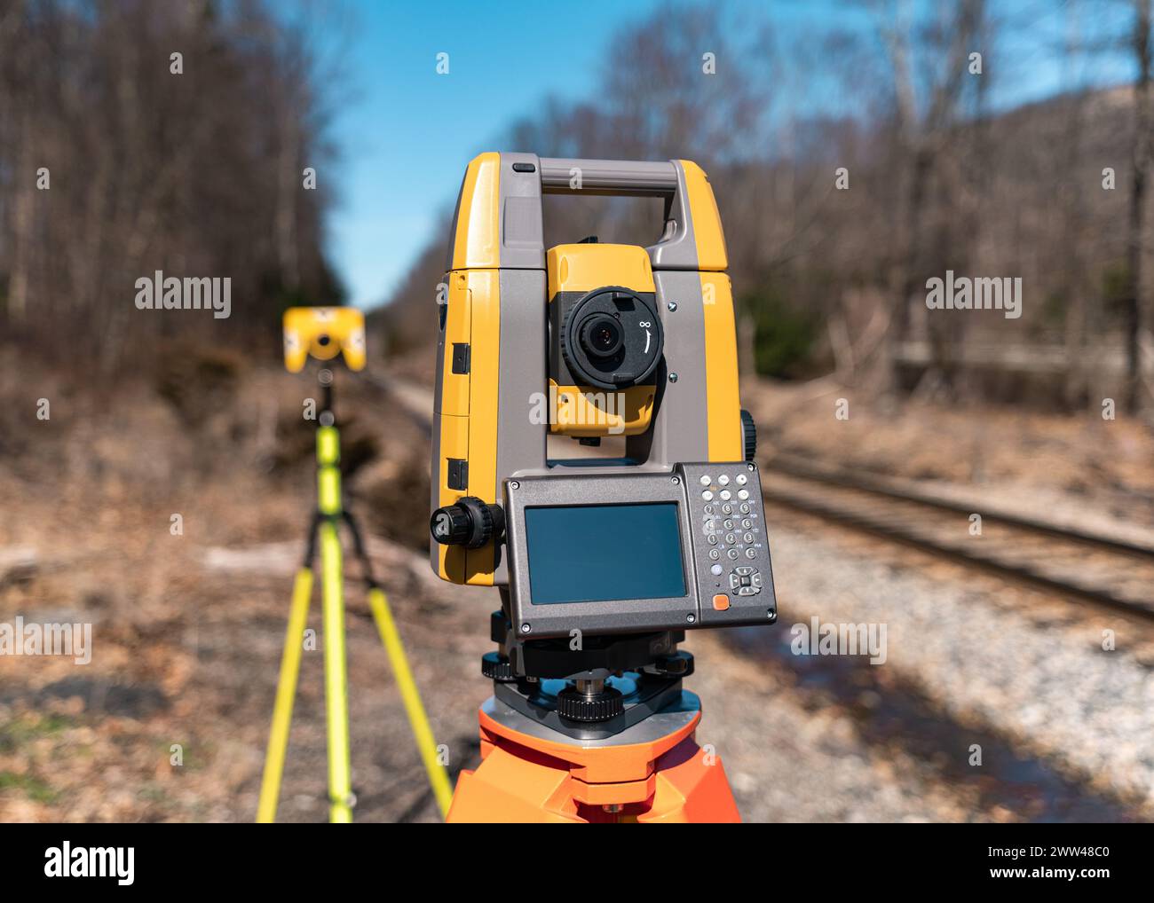 Landvermessung der Gesamtstation auf einem Stativ im Feld Stockfoto