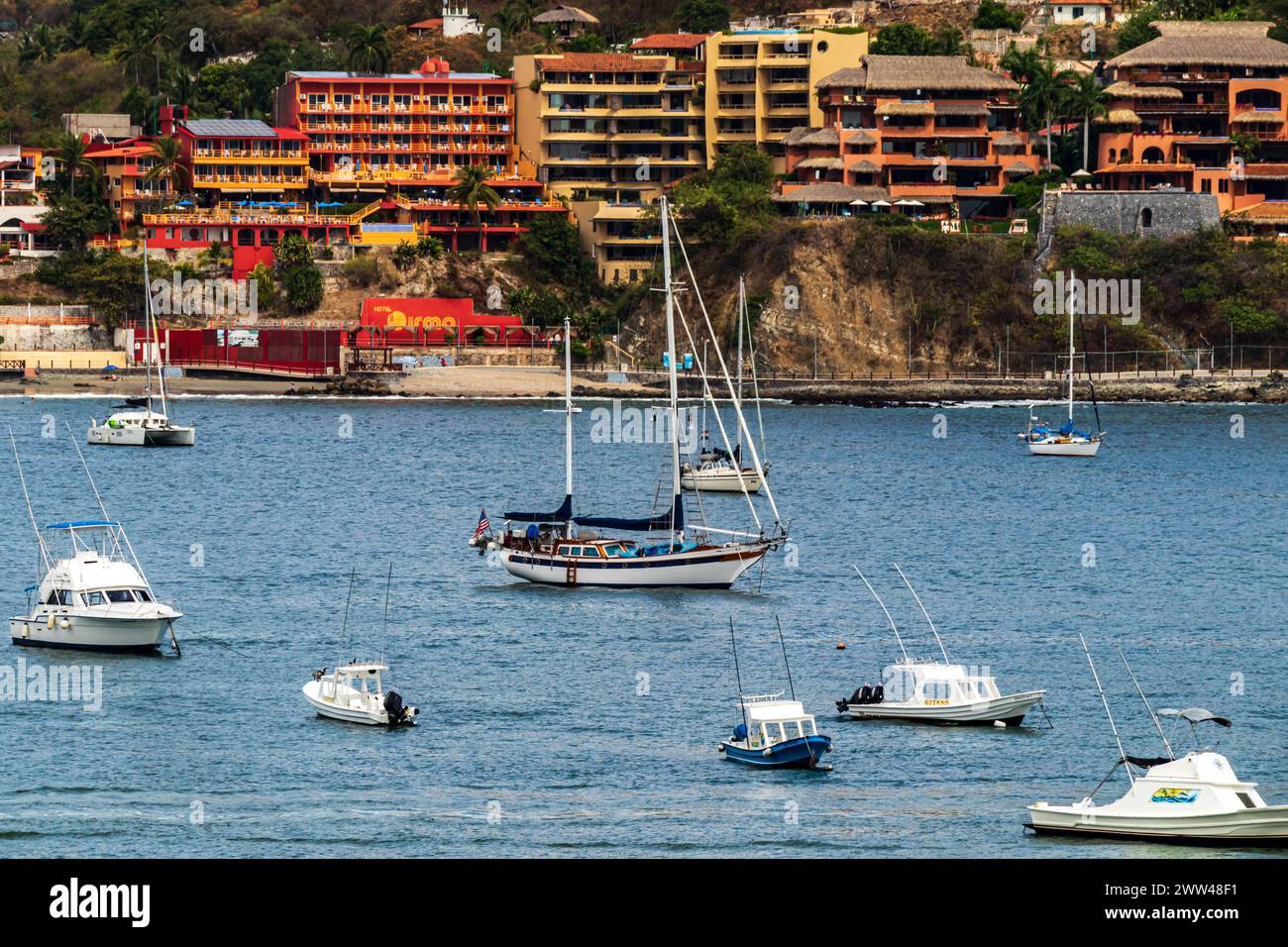 Zihuantanejo, Mexiko. Boote ankerten in der Bucht, Blick auf Ferienwohnungen und Hotels. Stockfoto