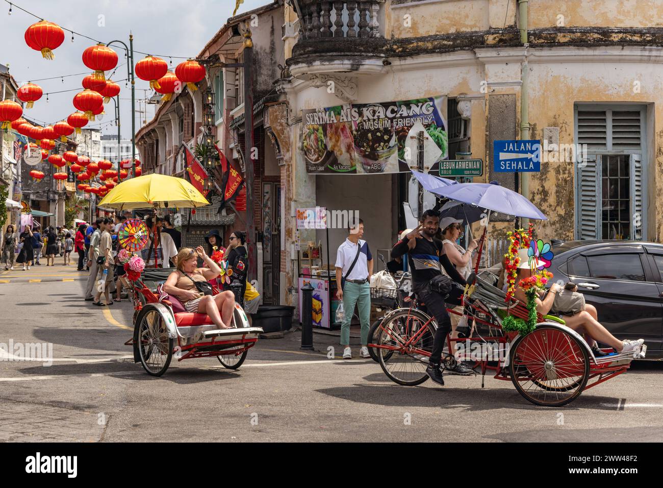 Trischas oder Radrikschas, die Touristen in Georgetown, Penang, Malaysia transportieren Stockfoto
