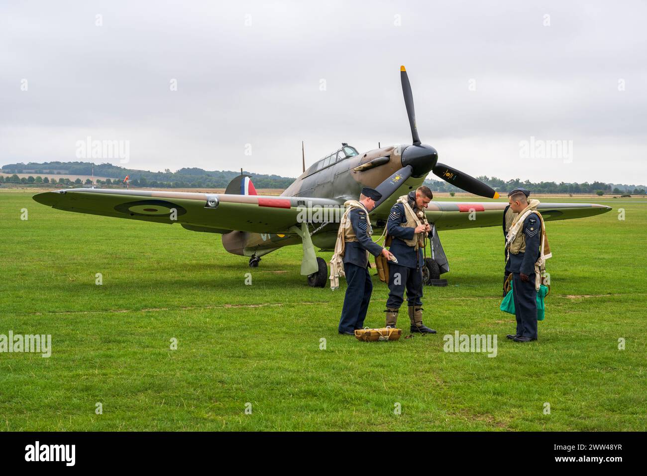 Hurrikanpiloten neben Hawker Hurricane Mk 1b R4118 auf der Duxford Battle of Britain Air Show 2022, Duxford Airfield, Cambridgeshire, England, Großbritannien Stockfoto