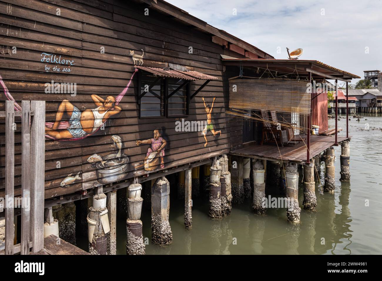 Folklore by the Sea Mural des singapurischen Künstlers Yip Yew Chong - Street Art on Chew Jetty in Georgetown, Penang, Malaysia Stockfoto