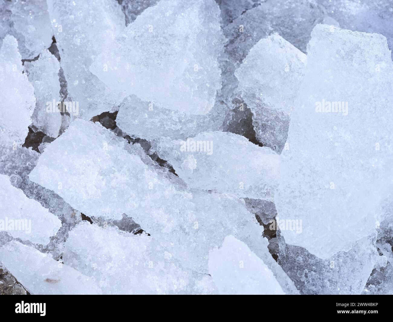 Eine Nahaufnahme eines Haufens mit gebrochenen Eisstücken Stockfoto