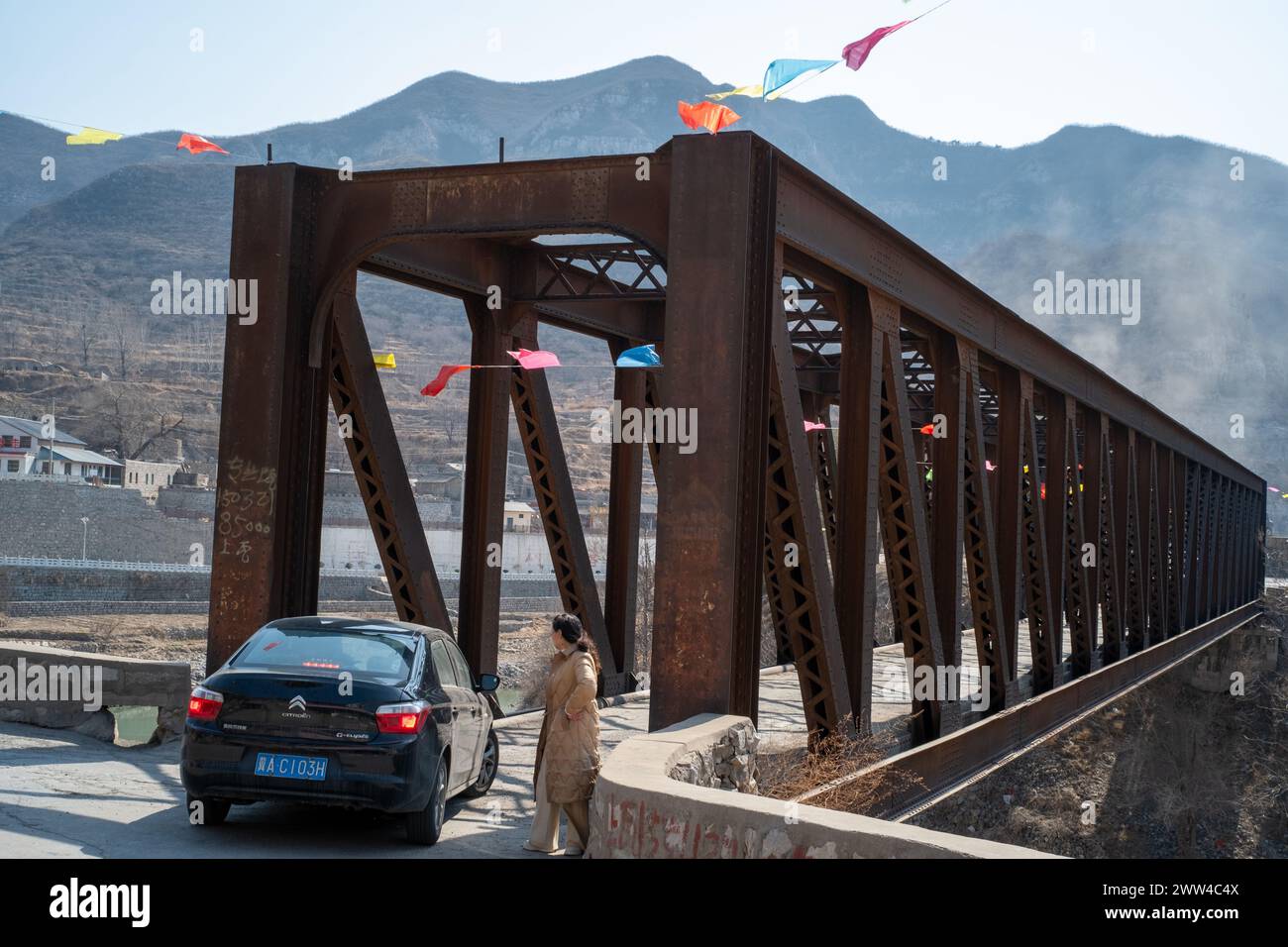 Ein chinesisch-französisches Joint-Venture Citroen Car fährt an einem Touristen vorbei und fährt in Richtung einer Eisenbrücke im Dorf Faluling, Jingxing County, Shijiazhuang City, He Stockfoto