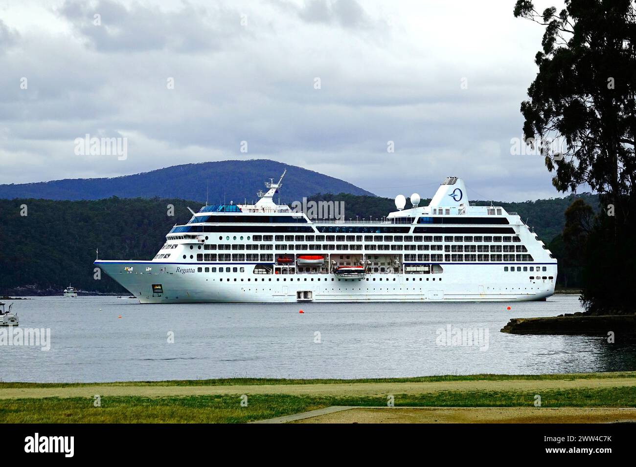 Oceania Regatta Cruise Ship Vor Anker In Port Arthur Tasmania Australien Stockfoto
