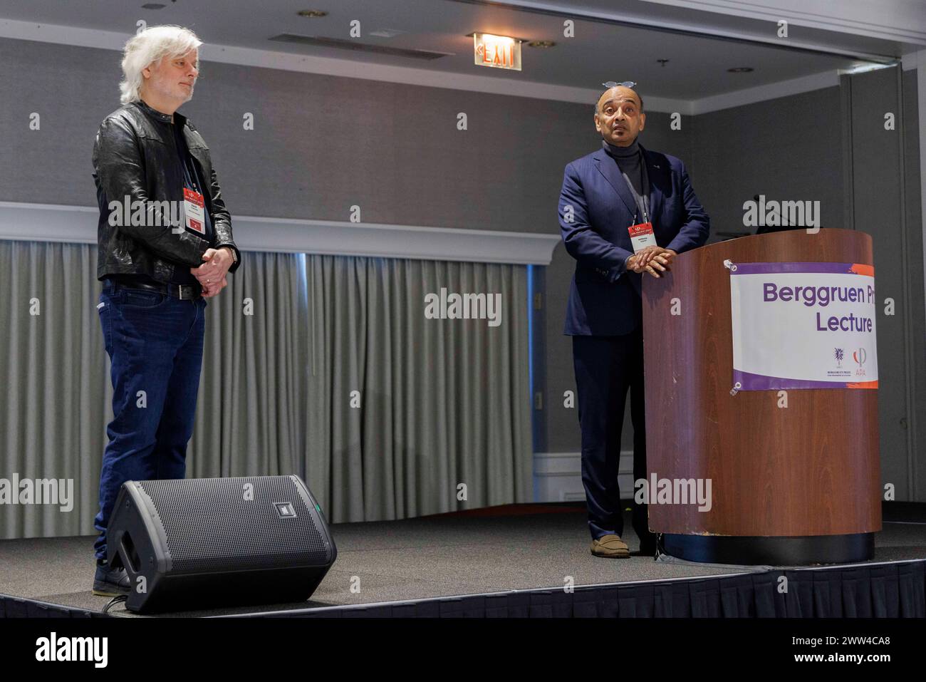 Portland, USA. März 2024. Die Professoren Chalmers (L) und Apiah beantworten am Ende des Vortrags die Fragen des Publikums. Kwame Anthony Appiah, Professor für Philosophie und Recht an der New York University, hält die Berggruen Prize Lecture 2024 an den Pacific Division Meetings der American Philosophical Association in Portland, Oregon am 20. März 2024. Appiah ist emeritierter Vorsitzender des Berggruen-Preiskomitees und Mitglied des akademischen Vorstands des Berggruen-Instituts. (Foto: John Rudoff/SIPA USA) Credit: SIPA USA/Alamy Live News Stockfoto