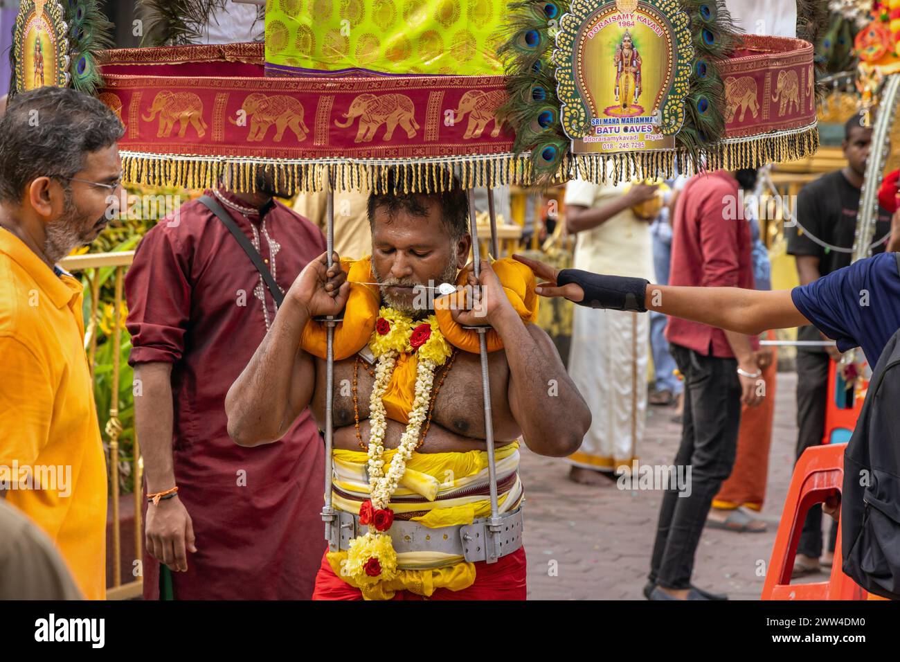 Mann trägt Kavadi beim Thaipusam Hindu Festival in den Batu Caves in Malaysia, Kuala Lumpur Stockfoto