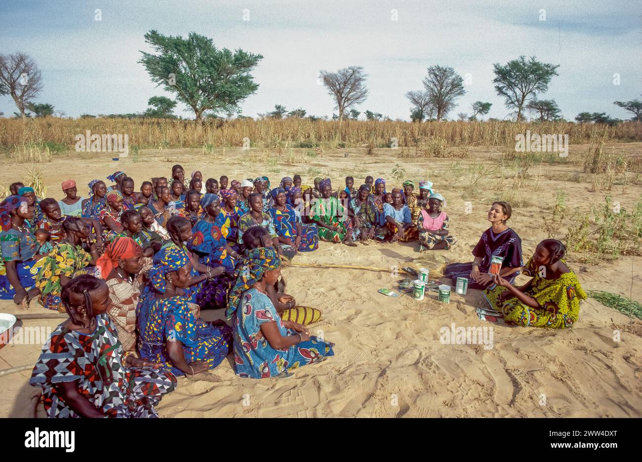 Niger, Balleyara, niederländische Entwicklungshelferin und Kollegin informieren einheimische Frauen über den Anbau von Gemüse in einer trockenen Zone. Stockfoto