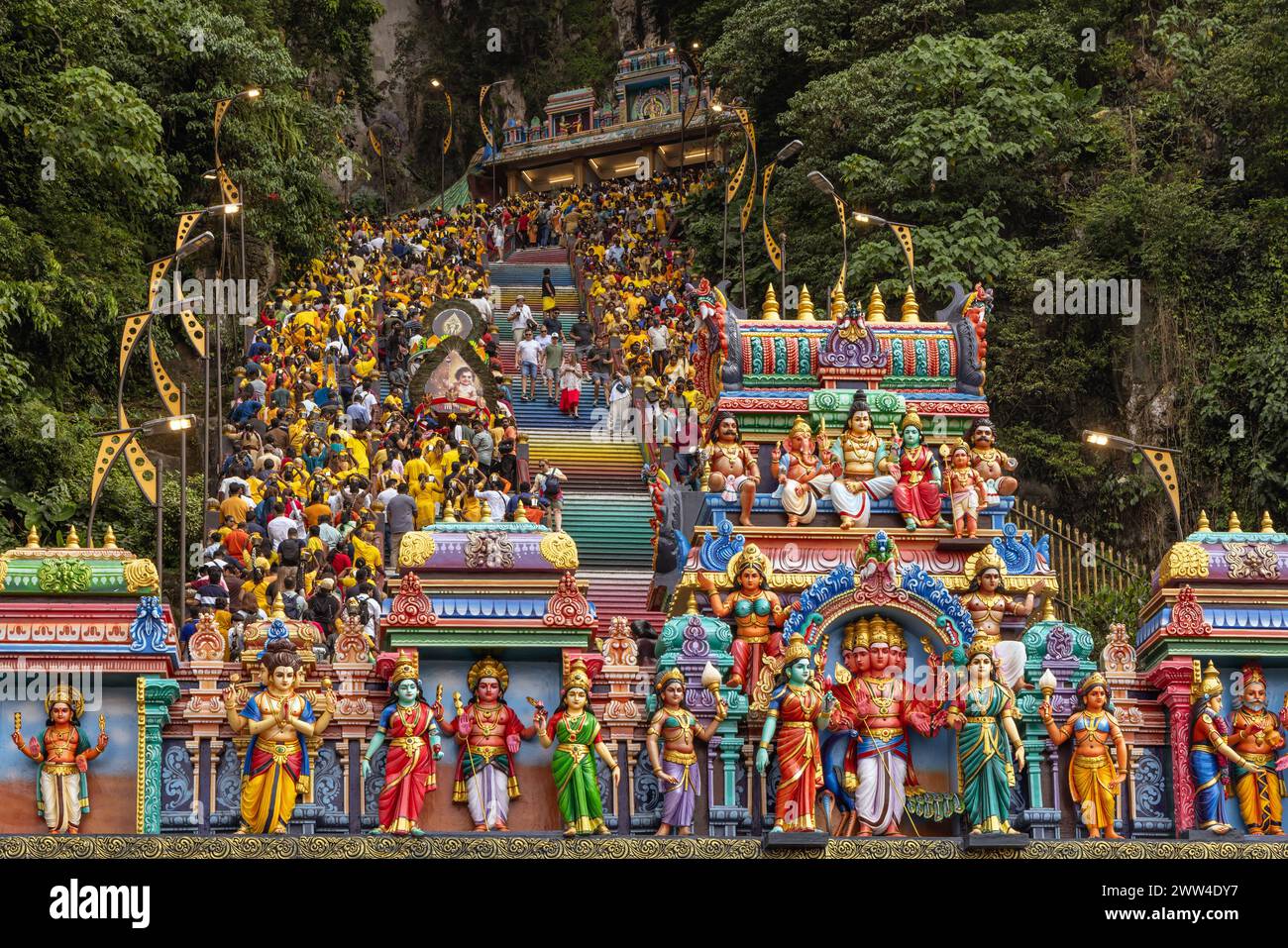 Besucher, die das Thaipusam Hindu Festival feiern, gehen die 272 Stufen hinauf, die zu Malaysias Batu Caves Hindu Tempel in Kuala Lumpur führen Stockfoto