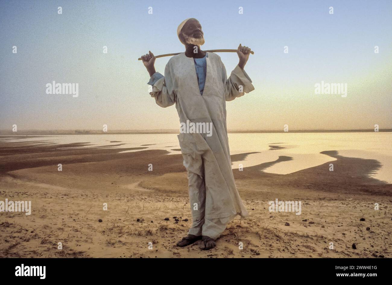 Niger, Mann, der am Ufer einer fast Dürre in Niger steht Stockfoto