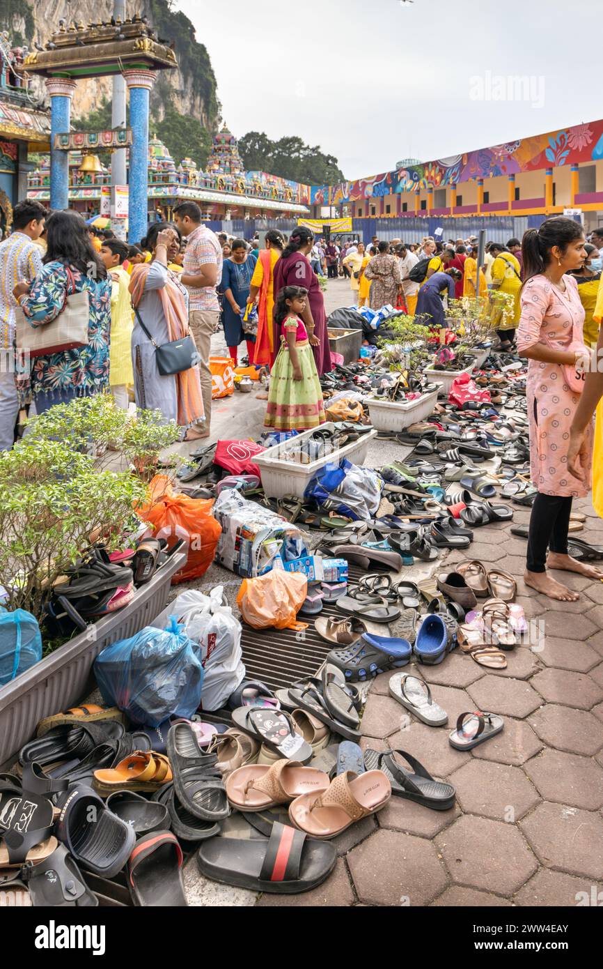 Schuhe, die von Besuchern der Hindu-Tempel der Batu-Höhlen in Malaysia während des Thaipusam-Hindu-Festivals hinterlassen wurden. Stockfoto