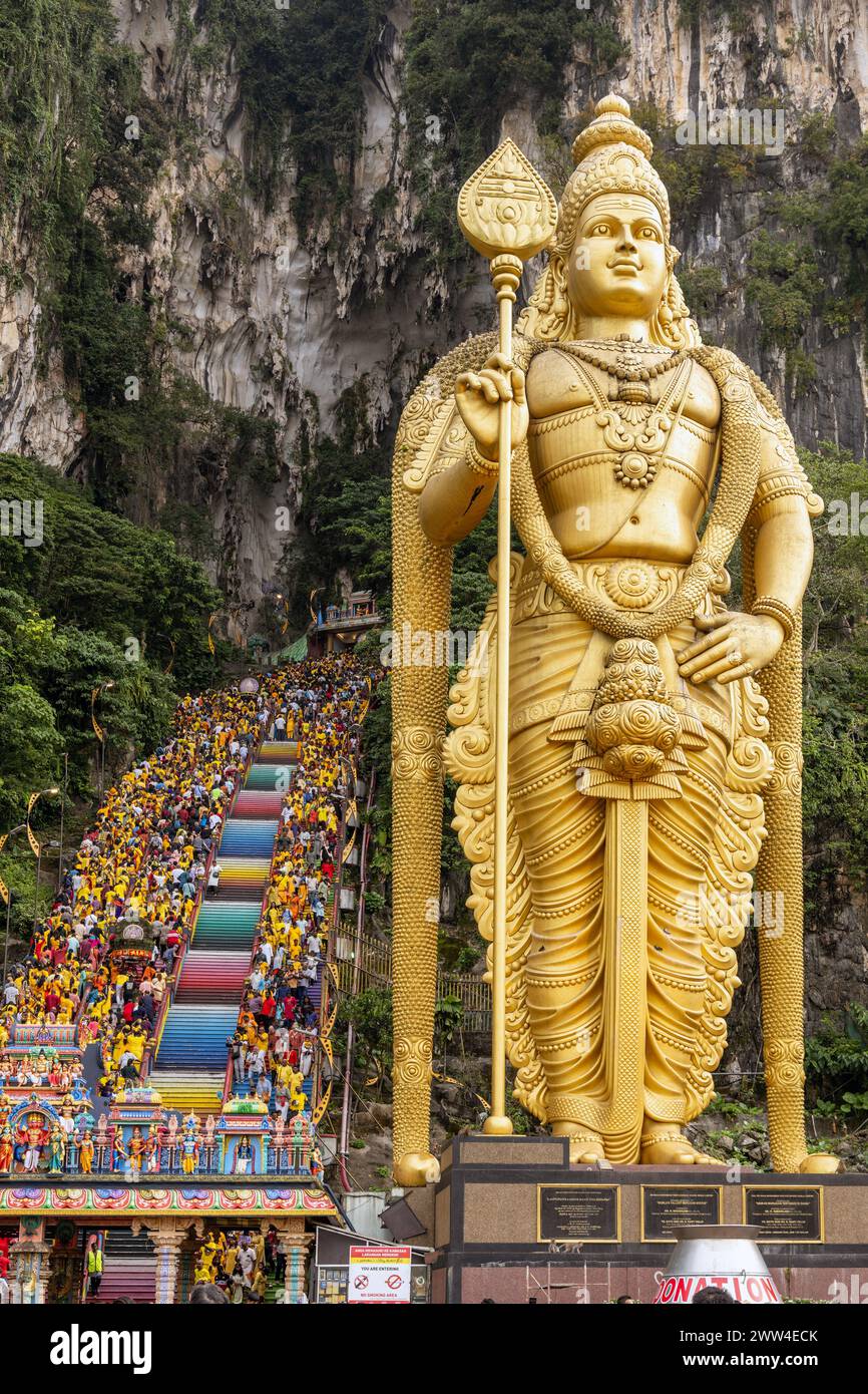 Besucher, die das Thaipusam Hindu Festival feiern, gehen die 272 Stufen hinauf, die zu Malaysias Batu Caves Hindu Tempel in Kuala Lumpur führen Stockfoto