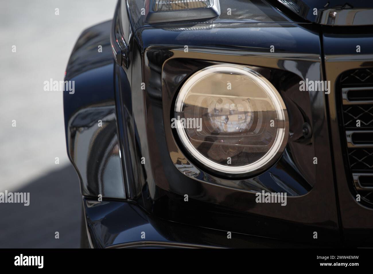 Vorderteil eines modernen schwarzen SUV mit Scheinwerfer und Rad. Fahrzeugdesign. Stockfoto