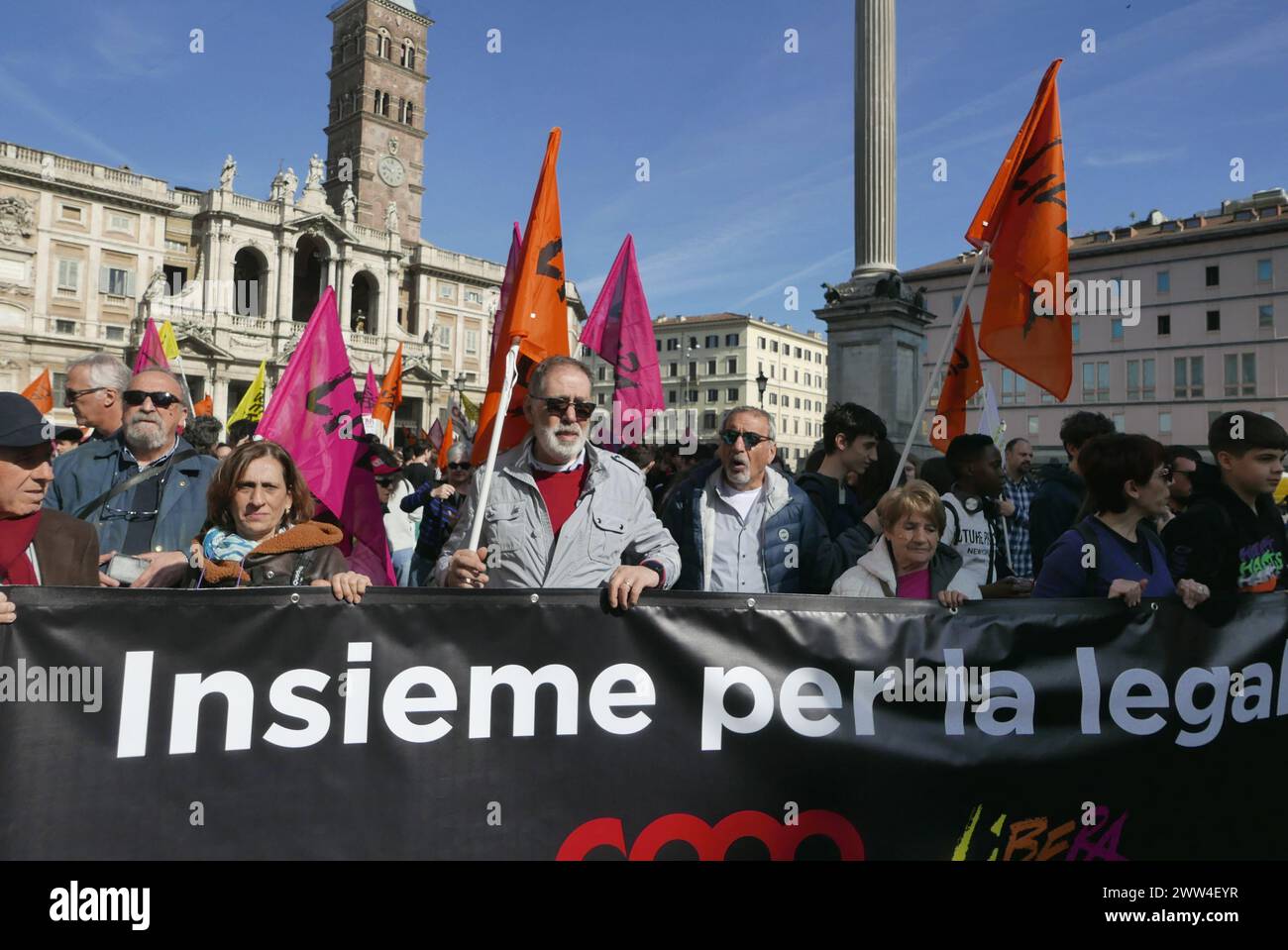 Tausende von Menschen, darunter viele Studenten aus dem ganzen Land, zollen den Opfern der Mafia am 21. März 2024 in Rom, Italien, Tribut. Jedes Jahr am 21. März begeht Italien den Tag des Gedenkens an die unschuldigen Opfer der Mafia. (Foto: Elisa Gestri/SIPA USA) Stockfoto