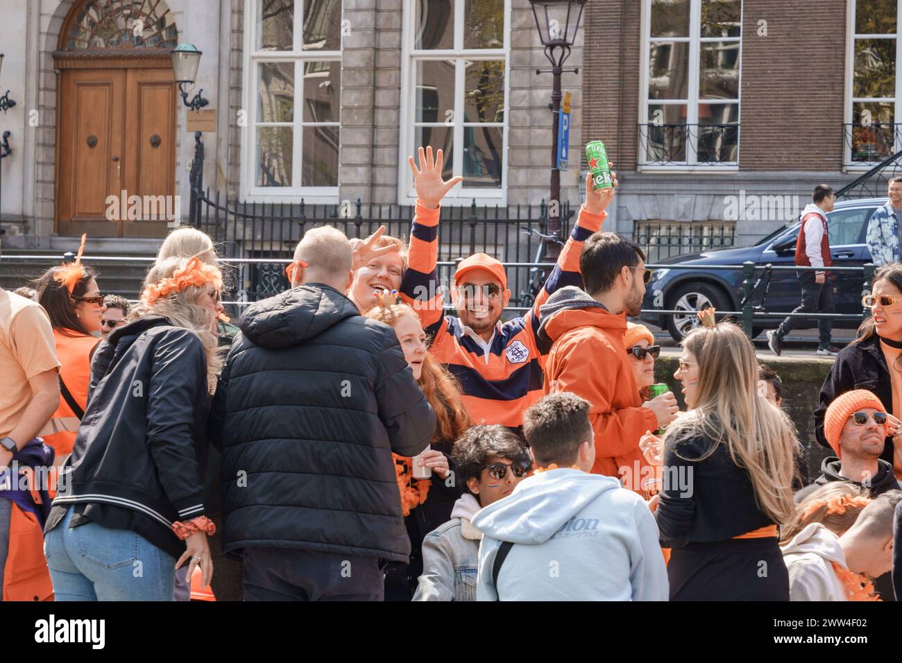 Fröhliche Partygäste in orange gekleidet genießen ein Boot, Königstag auf Amsterdams Kanälen - Niederlande, Amsterdam, 27.04.2023 Stockfoto