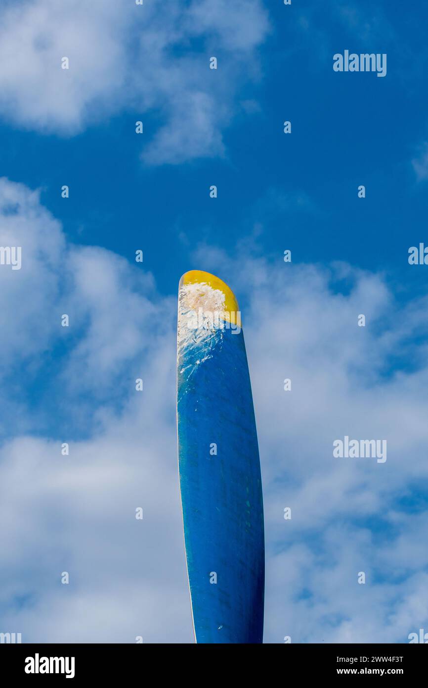 Blauer verwitterter Propeller. Oldtimer-Flugzeugteil gegen Himmel mit Wolken als Hintergrund. Stockfoto