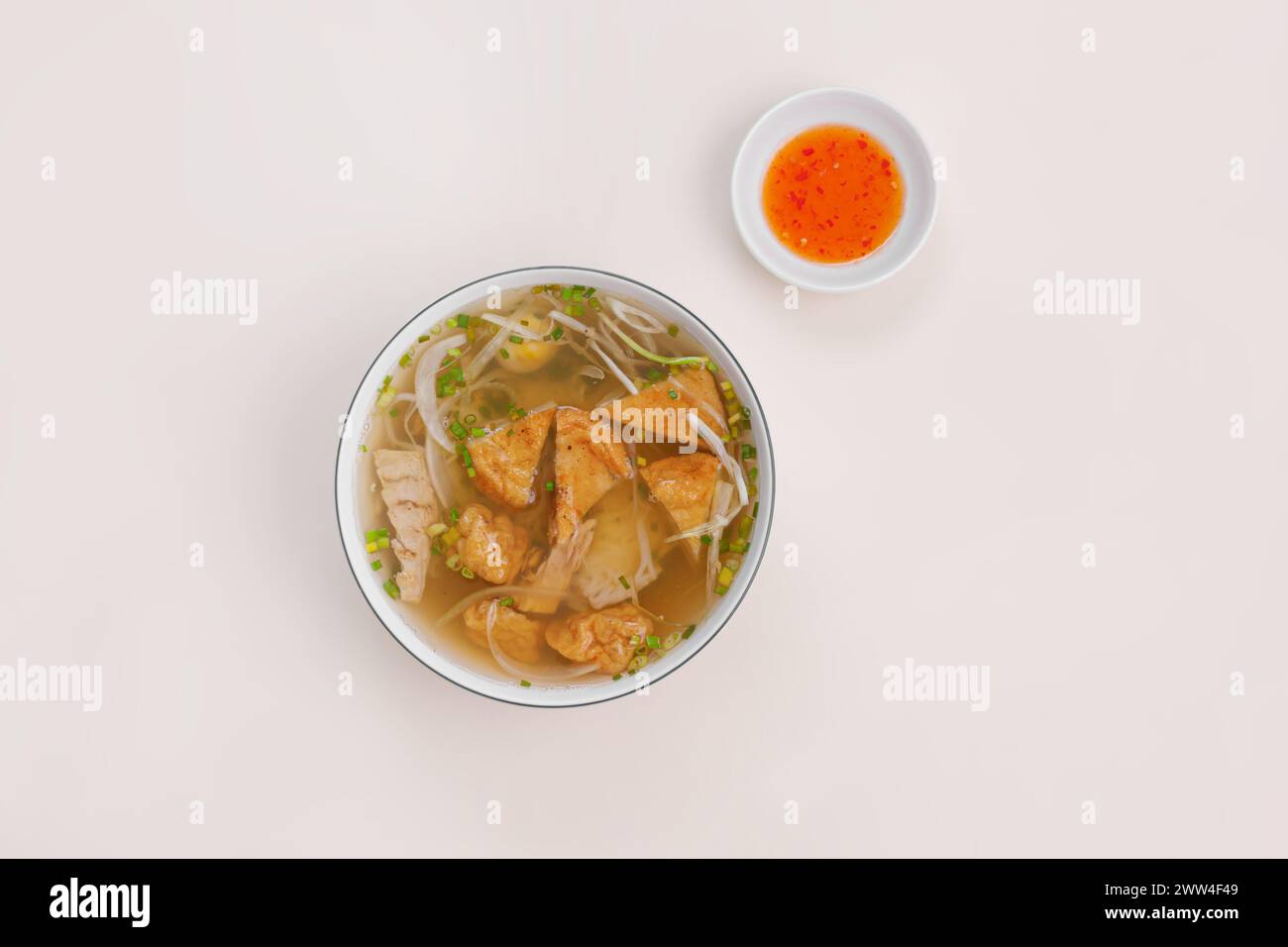 Banh canh cha Ca Nha Trang, Reisnudeln Suppe mit Fischkuchen von Nha Trang, vietnamesisches Essen isoliert auf weißem Hintergrund, Blick von oben Stockfoto