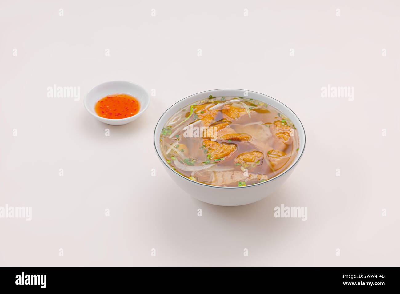 Banh canh cha Ca Nha Trang, Reisnudeln Suppe mit Fischkuchen von Nha Trang, vietnamesisches Essen isoliert auf weißem Hintergrund, perspektivische Sicht Stockfoto