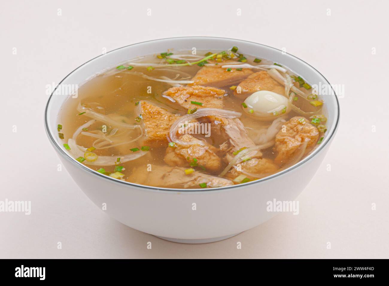 Banh canh cha Ca Nha Trang, Reisnudeln Suppe mit Fischkuchen von Nha Trang, vietnamesisches Essen isoliert auf weißem Hintergrund, Nahaufnahme Stockfoto