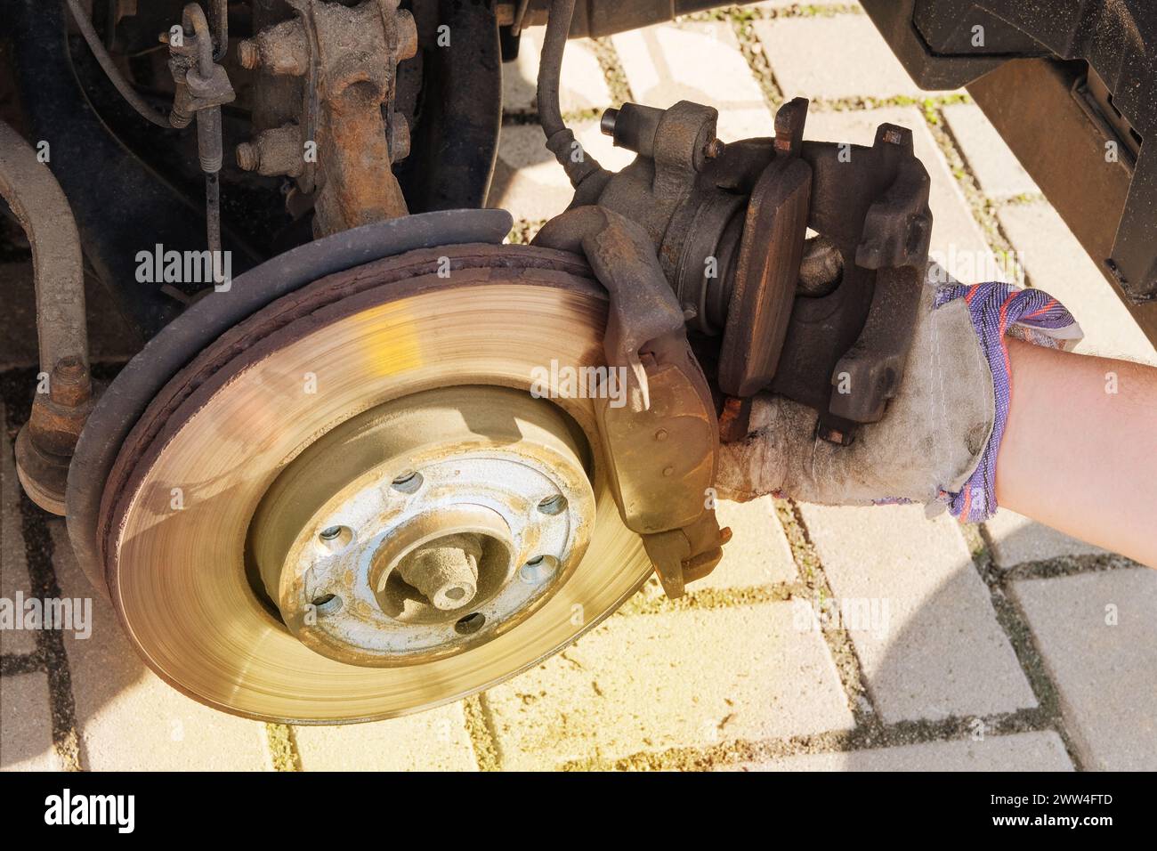 Automechaniker, der verschiedene Reparaturwerkzeuge für die Reparatur eines Fahrzeugs verwendet. Mechanische Werkstattwerkzeuge. Autoreparaturkonzept. Stockfoto