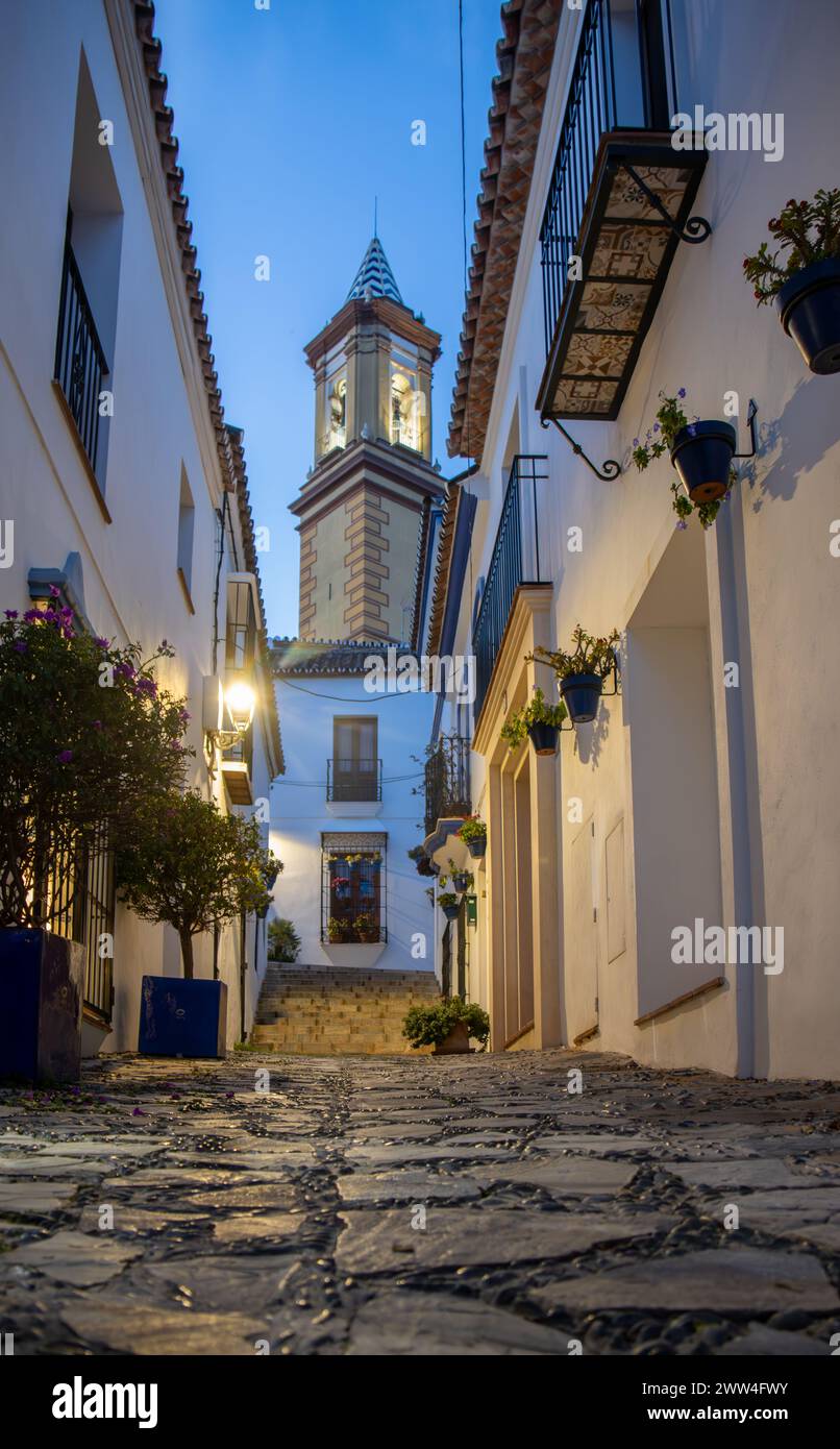 El Centro histórico de Estepona es un laberinto de calles estrechas y adoquinadas que Conserva el Encanto tradicional de un pueblo andaluz. España Stockfoto