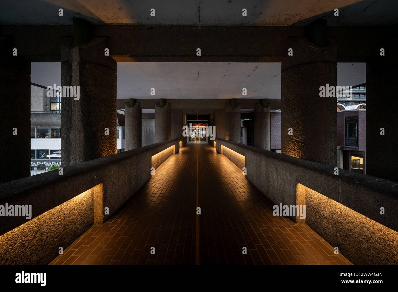 London, Großbritannien: Hochrangiger Fußweg auf dem Barbican Estate in der City of London, der zum Barbican Centre führt. Stockfoto