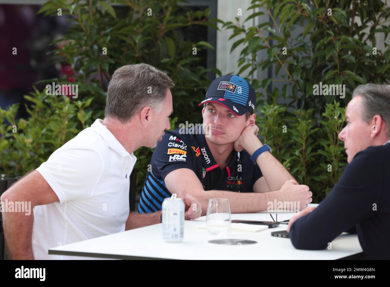 Melbourne, Australien. März 2024. Christian Horner und Max Verstappen aus den Niederlanden sprechen im Fahrerlager vor dem Grand Prix von Australien auf dem Albert Park Grand Prix in Melbourne. Quelle: SOPA Images Limited/Alamy Live News Stockfoto