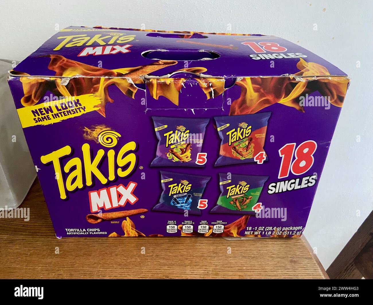 takis Mix Box mit 18 verschiedenen Geschmacksrichtungen; verschiedene amerikanische Süßigkeiten und Snacks Stockfoto