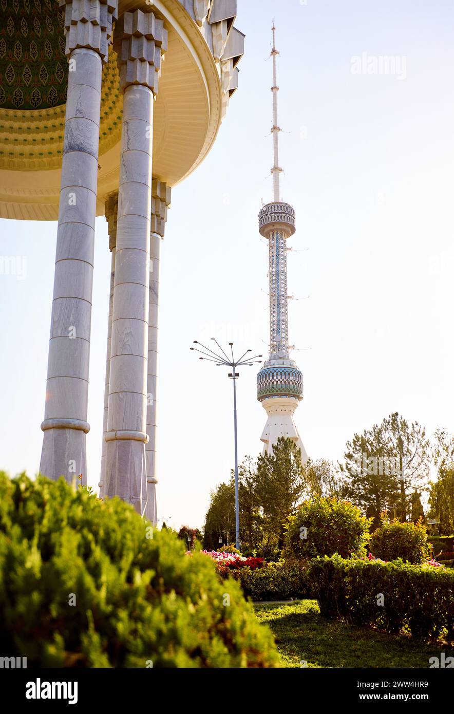 Der Taschkent Fernsehturm Toschkent Teleminorasi und eine Gedenksäule im Park bei Sonnenuntergang in Usbekistan Stockfoto