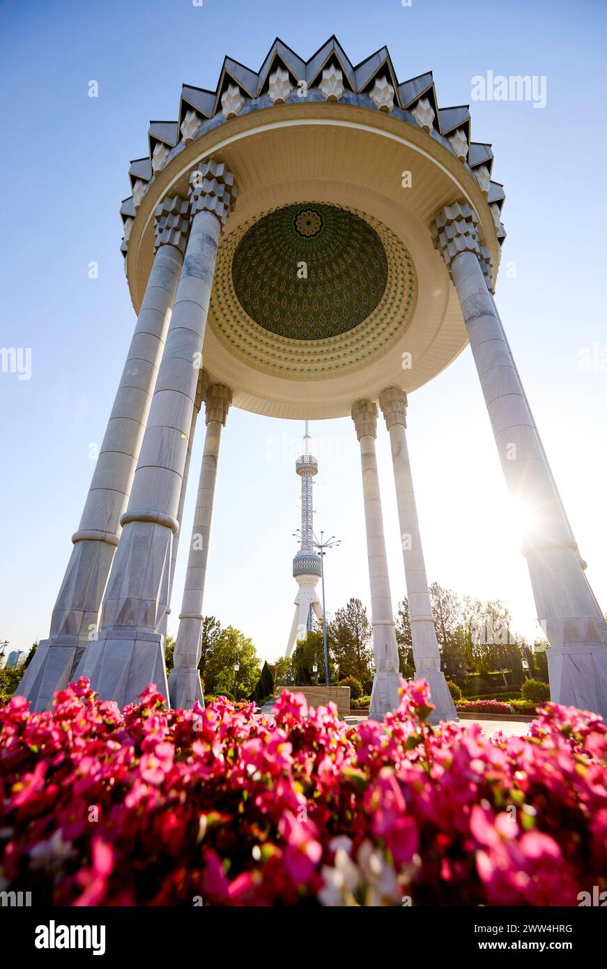 Taschkent Fernsehturm Toschkent Teleminorasi und Gedenksäule mit rundem Dach im Park bei Sonnenuntergang in Usbekistan Stockfoto