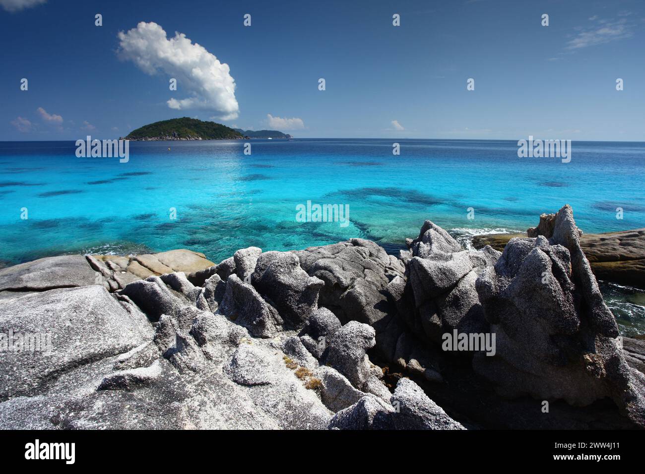 Klares Wasser und weißer Sandstrand auf Koh Miang (Insel #4) der Similan Inseln im Similan Nationalpark. Phang Nga, Thailand Stockfoto